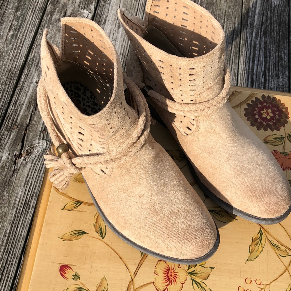 Billabong beige suede boots